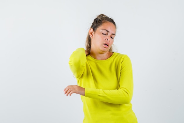 Expressive jeune fille posant en studio