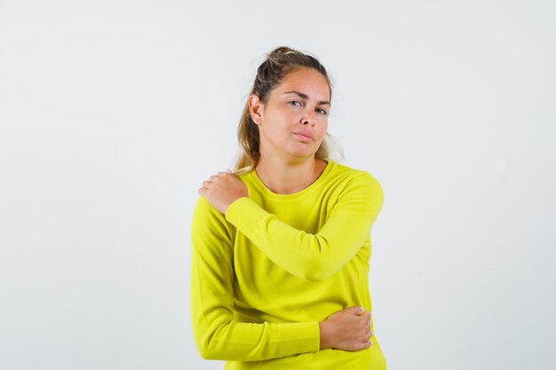 Expressive jeune fille posant en studio