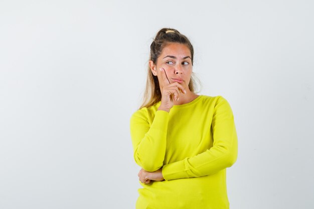 Expressive jeune fille posant en studio