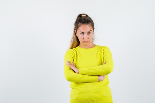 Expressive jeune fille posant en studio