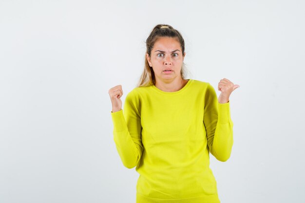 Expressive jeune fille posant en studio