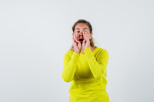 Expressive jeune fille posant en studio