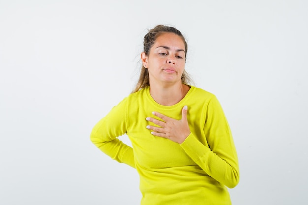 Expressive jeune fille posant en studio