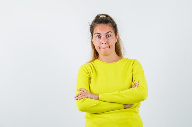 Expressive jeune fille posant en studio