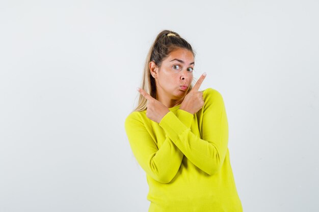 Expressive jeune fille posant en studio