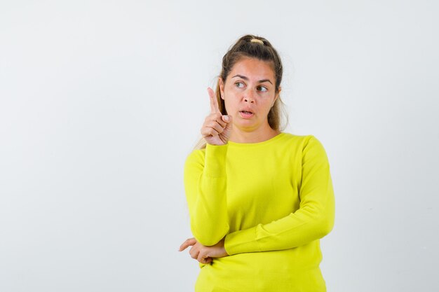 Expressive jeune fille posant en studio