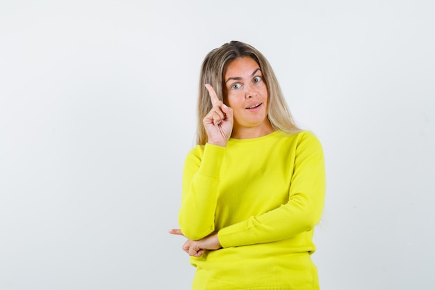 Expressive jeune fille posant en studio