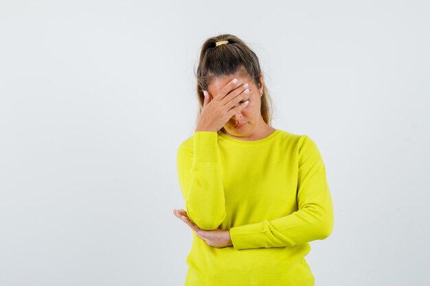 Expressive jeune fille posant en studio