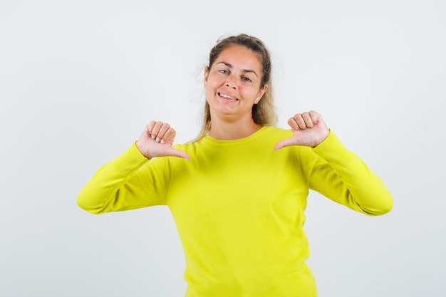 Expressive jeune fille posant en studio