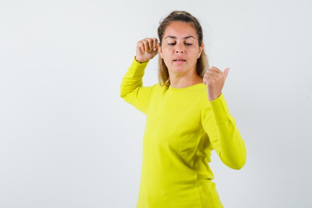 Expressive jeune fille posant en studio