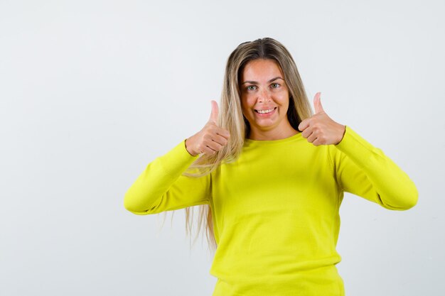 Expressive jeune fille posant en studio