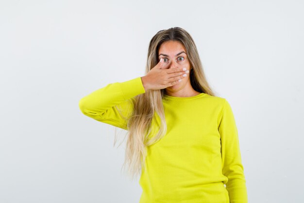 Expressive jeune fille posant en studio