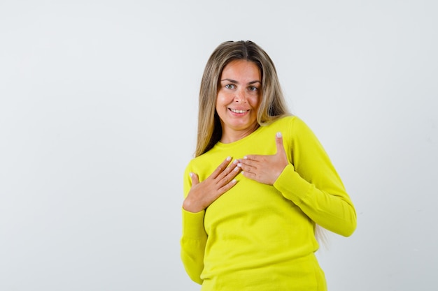 Expressive jeune fille posant en studio