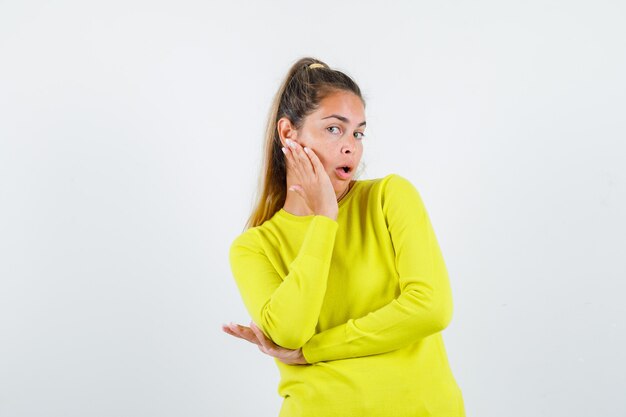 Expressive jeune fille posant en studio