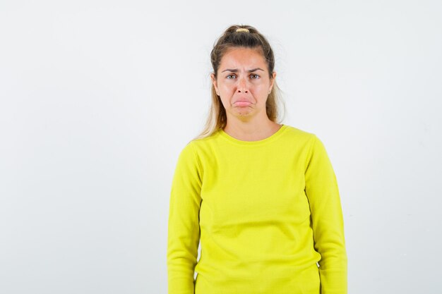 Expressive jeune fille posant en studio