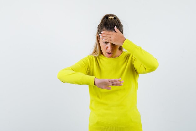 Expressive jeune fille posant en studio