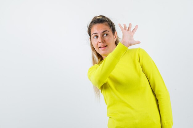 Expressive jeune fille posant en studio