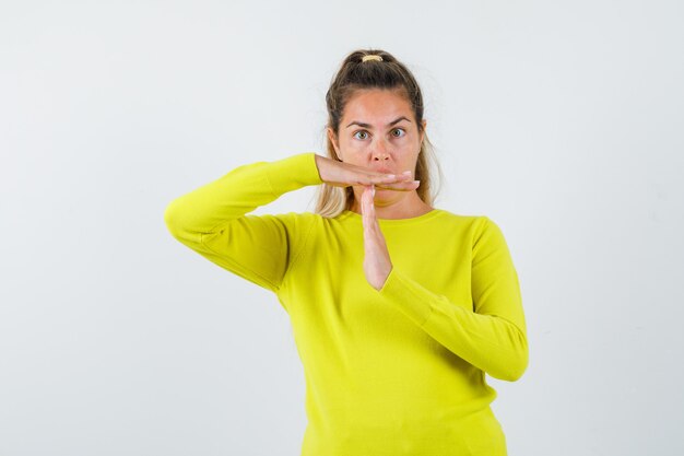 Expressive jeune fille posant en studio