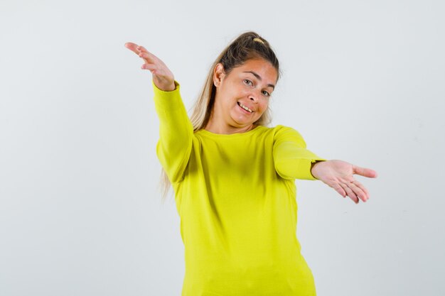 Expressive jeune fille posant en studio