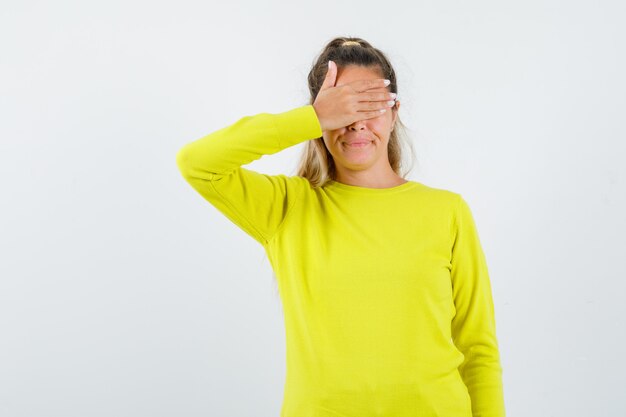 Expressive jeune fille posant en studio