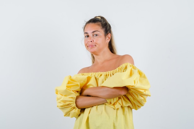 Expressive jeune fille posant en studio