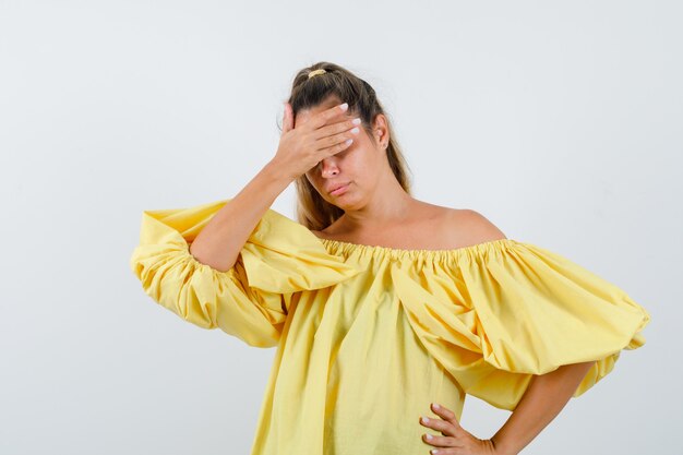 Expressive jeune fille posant en studio