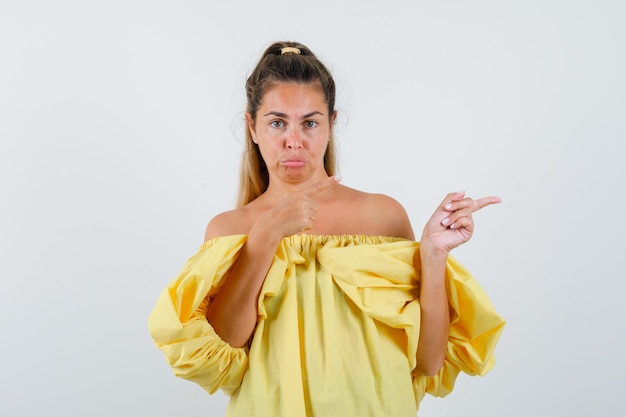 Expressive jeune fille posant en studio