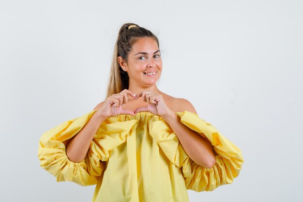 Expressive jeune fille posant en studio