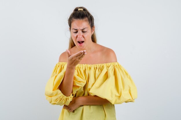 Expressive jeune fille posant en studio