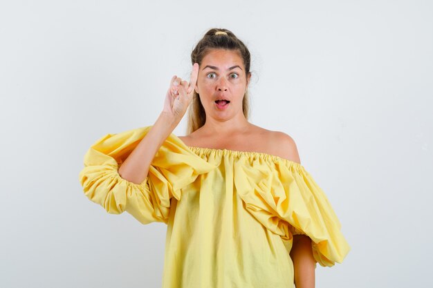 Expressive jeune fille posant en studio