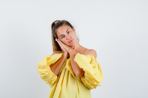 Expressive jeune fille posant en studio