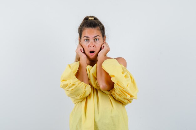 Expressive jeune fille posant en studio