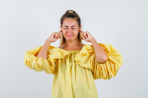 Expressive jeune fille posant en studio