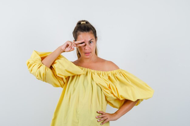 Expressive jeune fille posant en studio