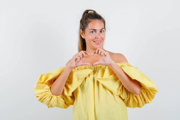 Expressive jeune fille posant en studio