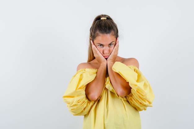 Expressive jeune fille posant en studio