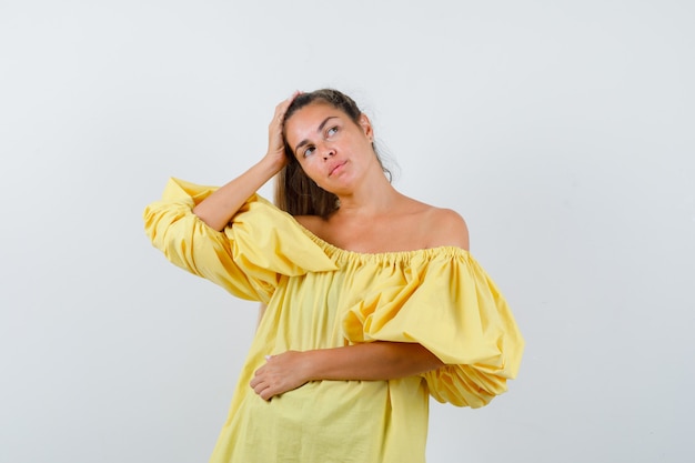 Expressive jeune fille posant en studio