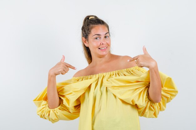 Expressive jeune fille posant en studio