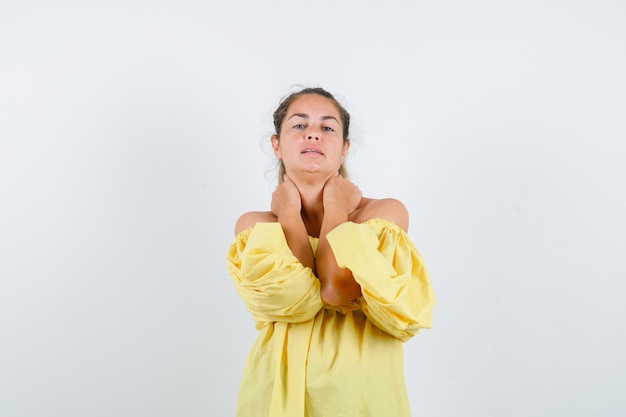 Expressive jeune fille posant en studio