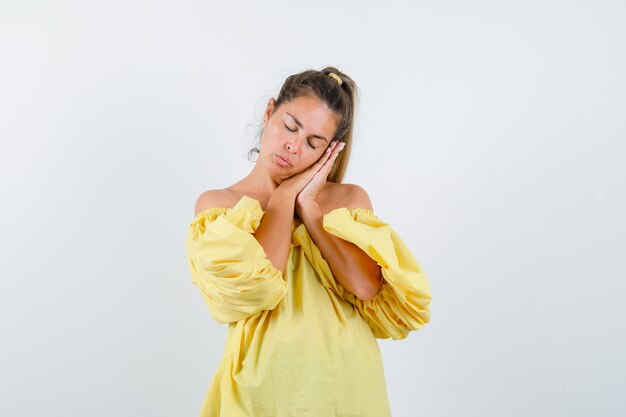 Expressive jeune fille posant en studio