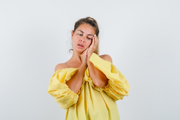 Expressive jeune fille posant en studio