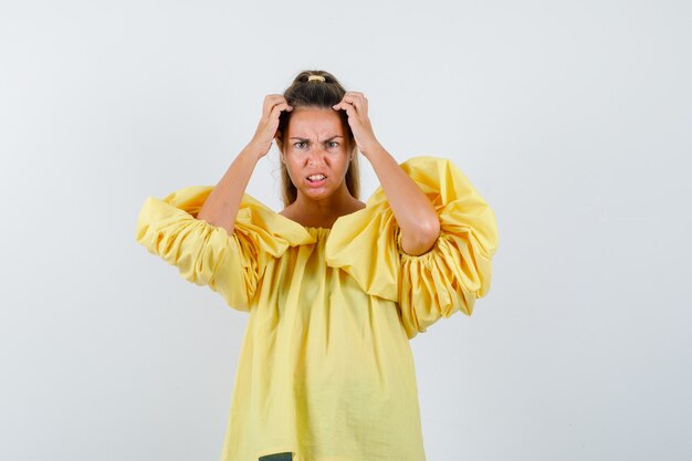 Expressive jeune fille posant en studio