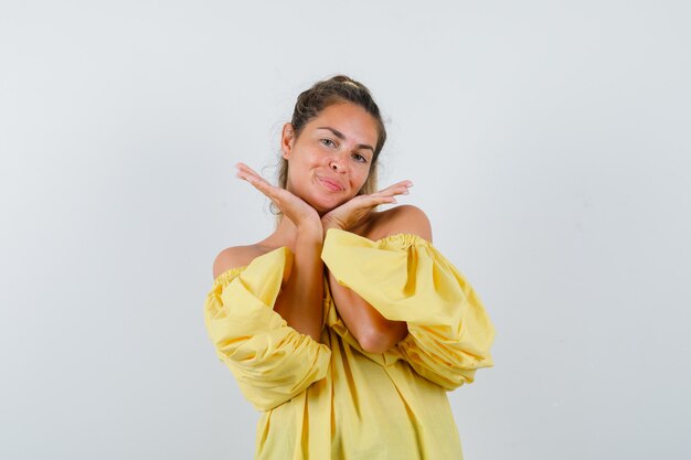 Expressive jeune fille posant en studio