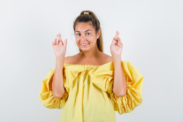 Expressive jeune fille posant en studio