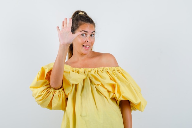 Expressive jeune fille posant en studio