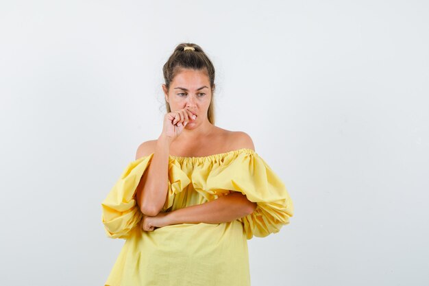 Expressive jeune fille posant en studio