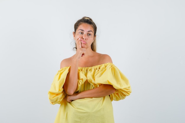 Expressive jeune fille posant en studio