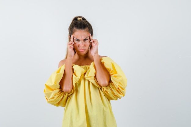 Expressive jeune fille posant en studio