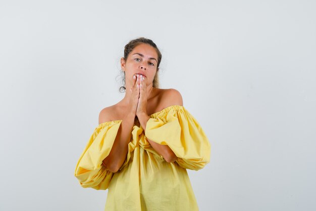 Expressive jeune fille posant en studio