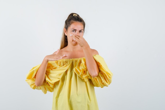 Expressive jeune fille posant en studio